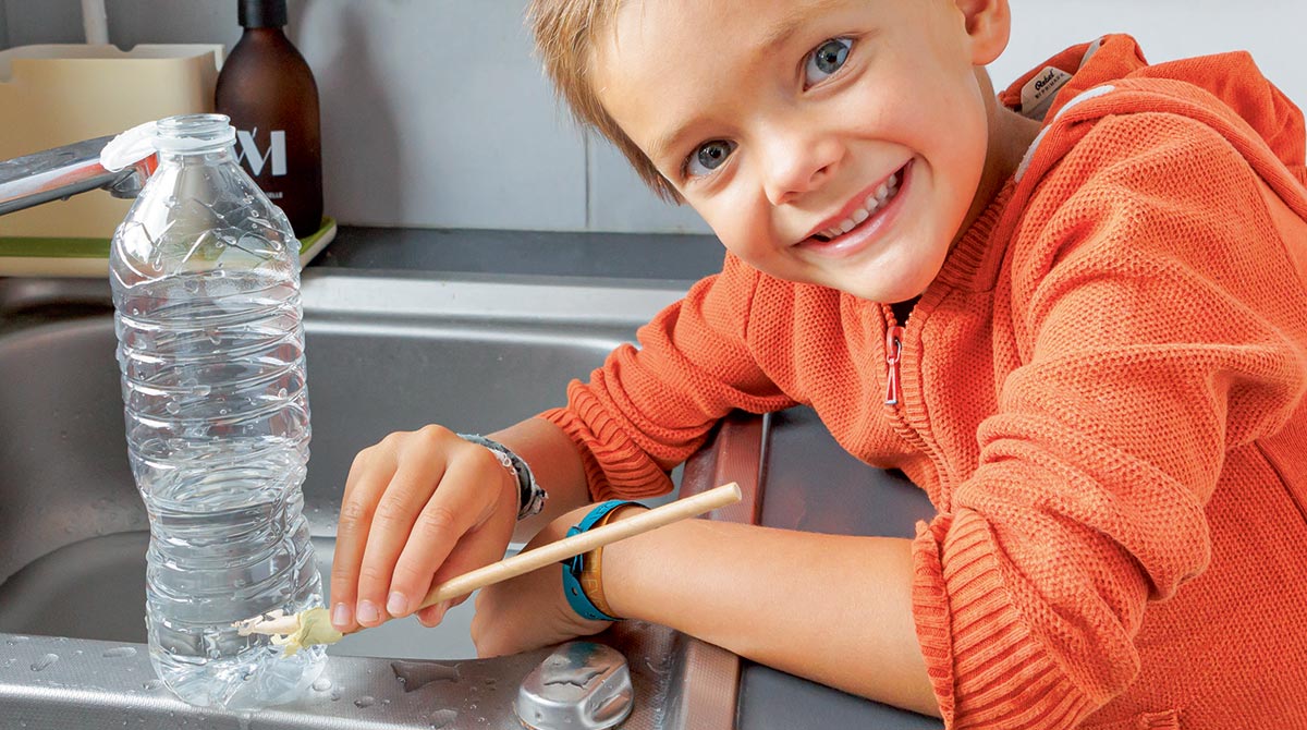 Expérience pour les enfants : Pourquoi il reste de l'eau au fond